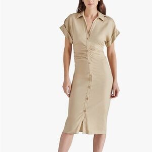 STEVE MADDEN WOMEN'S CAMBRIE SMALL TAN BUTTON-FRONT RUCHED MIDI DRESS